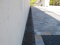The solid covers can be removed quickly and cables installed easily thanks to the SIDE-LOCK boltless locking system.